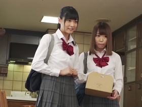 友達のJ○妹が小悪魔な笑みを浮かべパンチラで誘惑！ムレムレパンティで激しい顔騎&尻コキ責めで弄ばれて&hellip;　友達には内緒で妹の敏感生マ○コをがっつりハメまくる！【パート1】