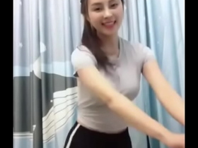 她叫什么名字？ 什么歌的名字？